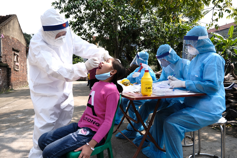 Hà Nội: Hơn 2.000 người dân thôn Liễu Trì được lấy mẫu xét nghiệm Covid-19 - Ảnh 7