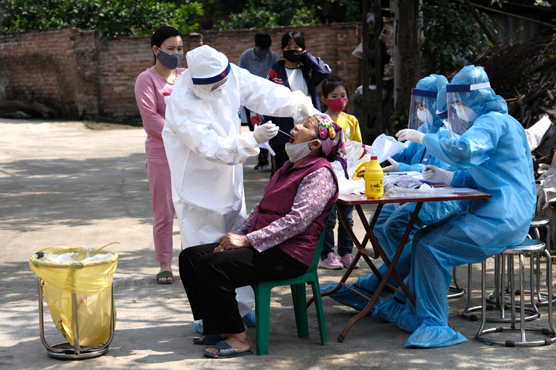 Hà Nội: Hơn 2.000 người dân thôn Liễu Trì được lấy mẫu xét nghiệm Covid-19 - Ảnh 8
