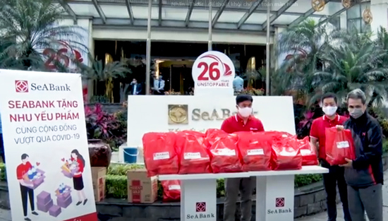 SeABank trao tặng 2.500 món quà nhu yếu phẩm cho người có hoàn cảnh khó khăn - Ảnh 2