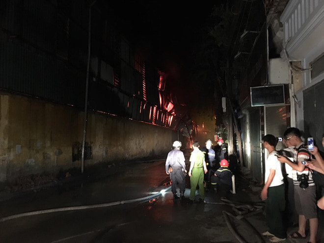 Vụ cháy tại Công ty phích nước Rạng Đông: Người dân hốt hoảng di dời đồ đạc - Ảnh 7