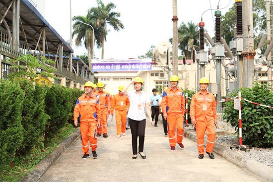 Chuyện bây giờ mới kể: “Nữ tướng” đầu tiên của ngành Điện - Ảnh 4