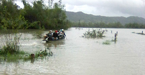 Các tỉnh miền Trung, Tây Nguyên đối diện nguy cơ kép do mưa lớn kéo dài - Ảnh 2