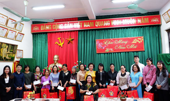 Hội Phụ nữ quận Hà Đông tặng 287 xuất quà cho phụ nữ khó khăn và yếu thế - Ảnh 1