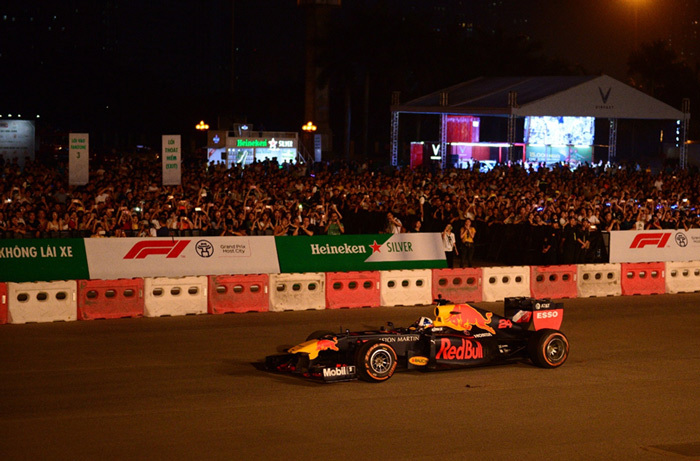 Sự kiện khởi động Formula 1 Việt Nam Grand Prix thu hút hàng vạn khán giả - Ảnh 1