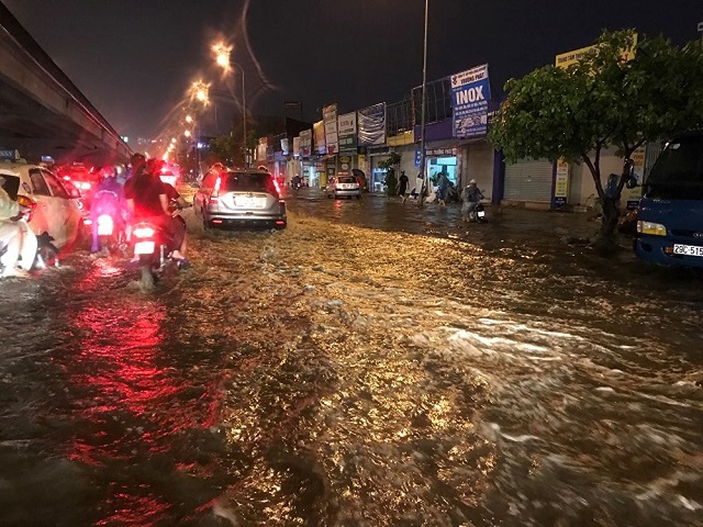 Ngập úng khu vực Nguyễn Xiển - Nguyễn Trãi: Nhà xây nhanh, mương thoát lại ì ạch - Ảnh 1