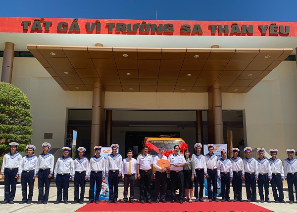 Bưu điện Việt Nam tặng xe ôtô cho bộ đội Trường Sa - Ảnh 2