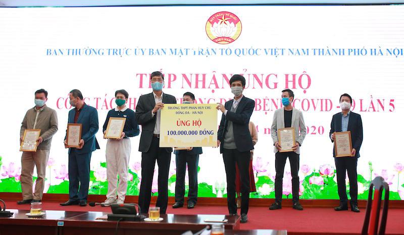 Hà Nội: Trường THPT Phan Huy Chú ủng hộ 100 triệu đồng chống dịch - Ảnh 1