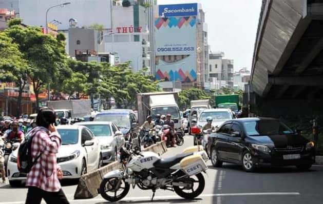 TP Hồ Chí Minh: Giao thông xáo trộn khi đóng dải phân cách gần cầu Sài Gòn - Ảnh 3