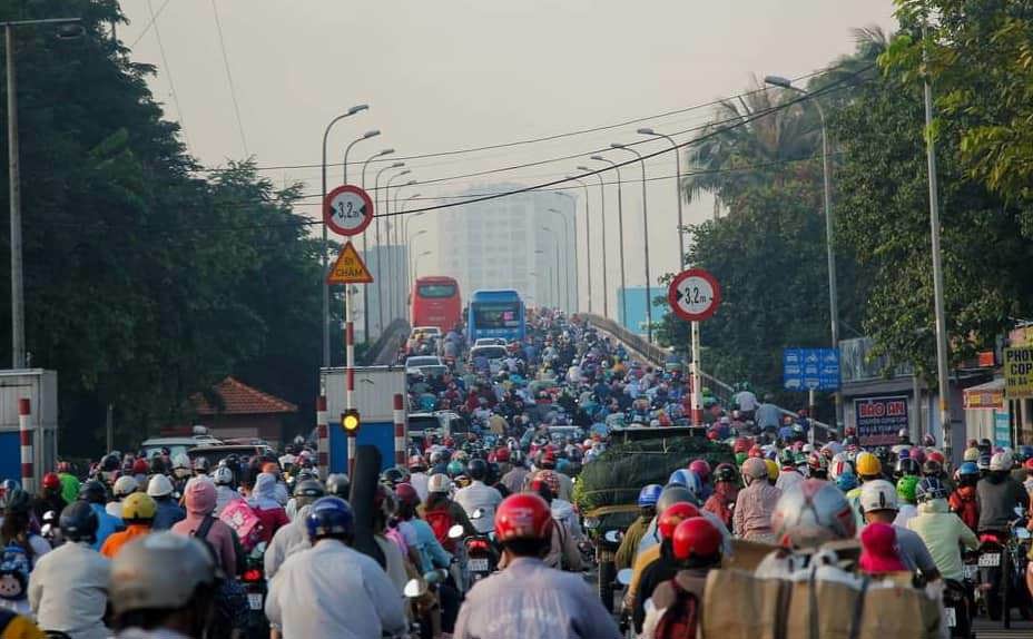 TP Hồ Chí Minh: Giao thông xáo trộn khi đóng dải phân cách gần cầu Sài Gòn - Ảnh 2