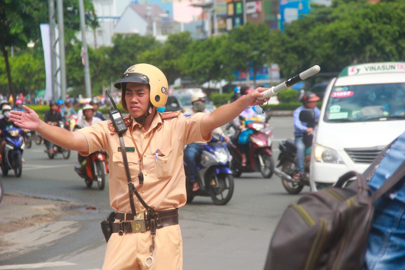 TP Hồ Chí Minh: Giao thông xáo trộn khi đóng dải phân cách gần cầu Sài Gòn - Ảnh 6