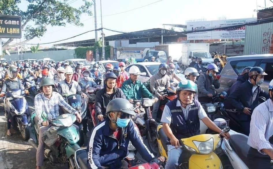 TP Hồ Chí Minh: Giao thông xáo trộn khi đóng dải phân cách gần cầu Sài Gòn - Ảnh 5