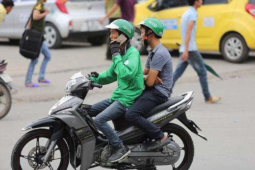 TP Hồ Chí Minh: Tài xế xe ôm công nghệ dùng điện thoại khi lái xe sẽ bị xử phạt - Ảnh 1
