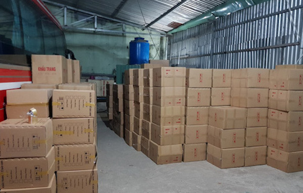 TP Hồ Chí Minh: Tạm giữ gần 1 triệu khẩu trang y tế chuẩn bị xuất lậu ra nước ngoài - Ảnh 1