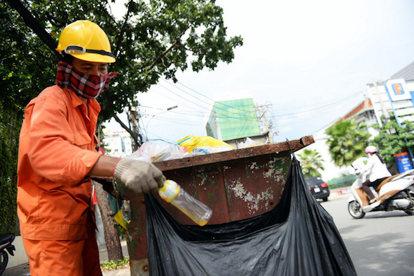 TP Hồ Chí Minh đề xuất giảm 50% học phí cho con của người thu gom rác: Nhiều ý kiến trái chiều - Ảnh 1