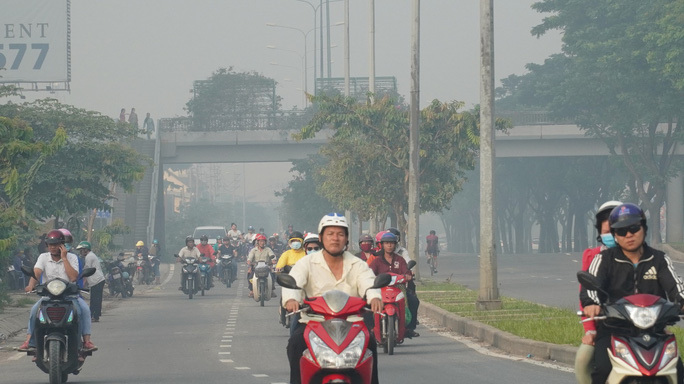 Sương mù tiếp tục che phủ TP Hồ Chí Minh - Ảnh 1