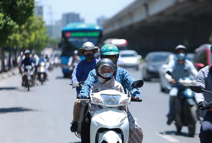 Nắng nóng diện rộng quay lại miền Bắc, dông lốc đe dọa các địa phương vùng núi - Ảnh 1