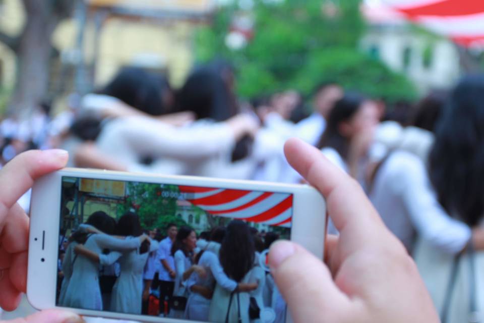 Hà Nội: Học sinh lớp 12 bịn rịn trong mùa chia tay - Ảnh 2