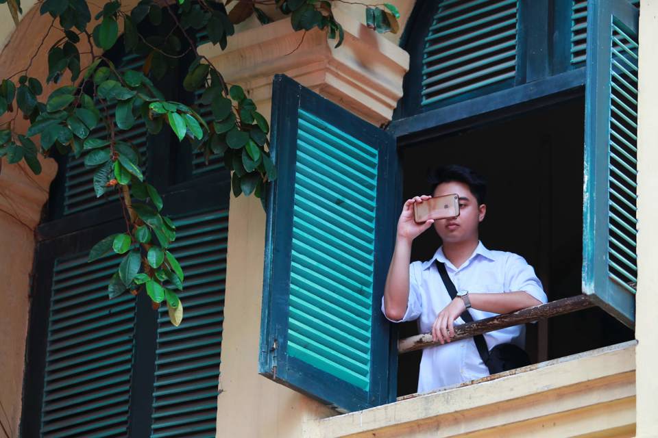 Hà Nội: Học sinh lớp 12 bịn rịn trong mùa chia tay - Ảnh 3
