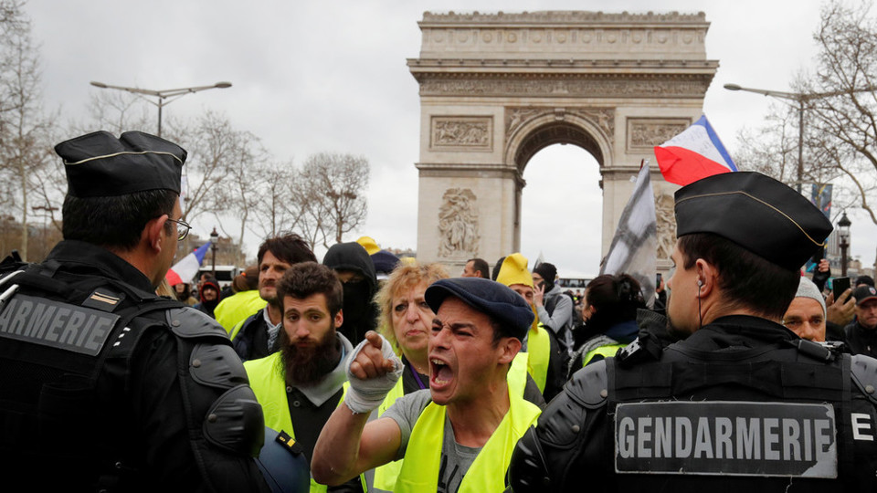 Phát biểu của Tổng thống Macron bị coi là PR, Paris tiếp tục ngập trong bạo loạn vì "Áo vàng" - Ảnh 3