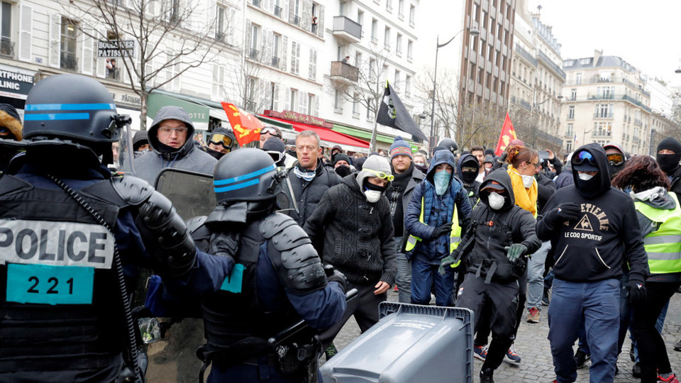 Phát biểu của Tổng thống Macron bị coi là PR, Paris tiếp tục ngập trong bạo loạn vì "Áo vàng" - Ảnh 1