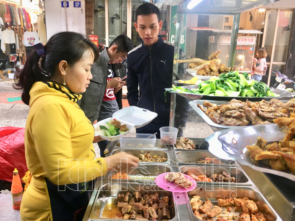 [Ảnh] Mùa dịch Covid-19: Nhan nhản quán ăn mất an toàn thực phẩm tại nhiều trường đại học ở Hà Nội - Ảnh 1