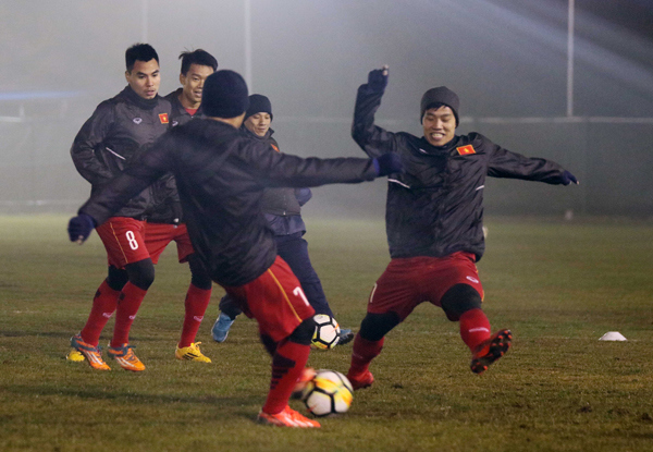 Tập luyện thiếu ánh sáng, U23 Việt Nam vẫn tự tin trước trận đấu với U23 Syria - Ảnh 2
