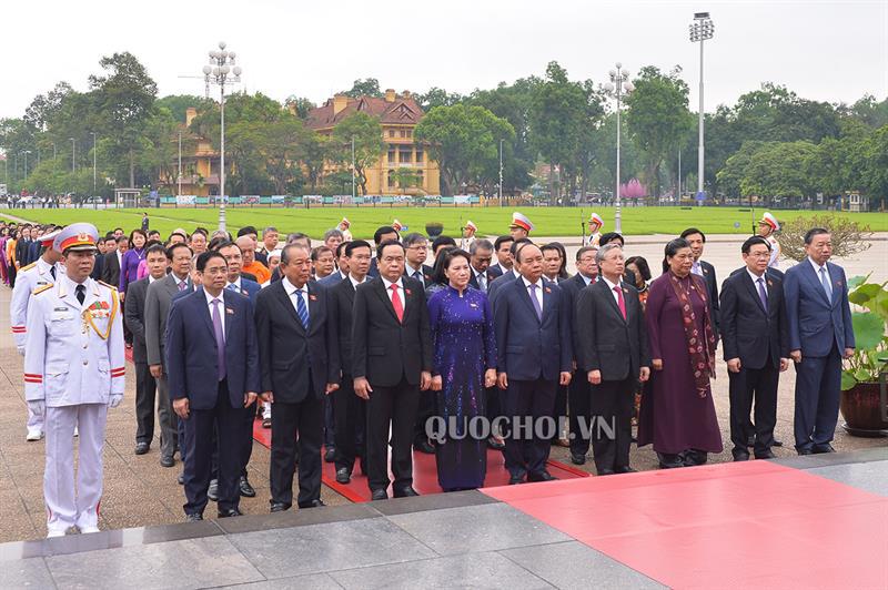 [Ảnh] Các vị đại biểu Quốc hội vào Lăng viếng Chủ tịch Hồ Chí Minh - Ảnh 3