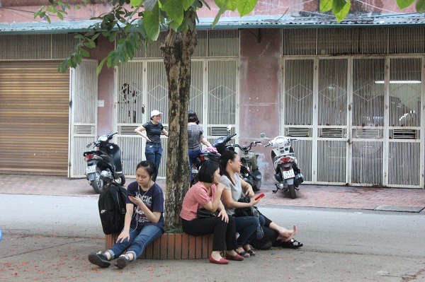 Ngày đầu tiên thi vào chuyên lớp 10 tại Hà Nội: Phụ huynh vạ vật đợi con trong nắng nóng - Ảnh 6