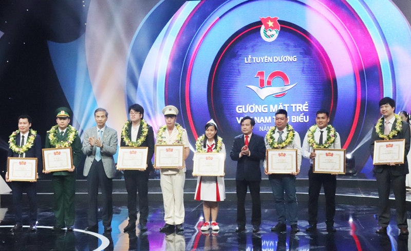 Thủ tướng trao giải thưởng cho 10 Gương mặt trẻ Việt Nam tiêu biểu năm 2017 - Ảnh 3