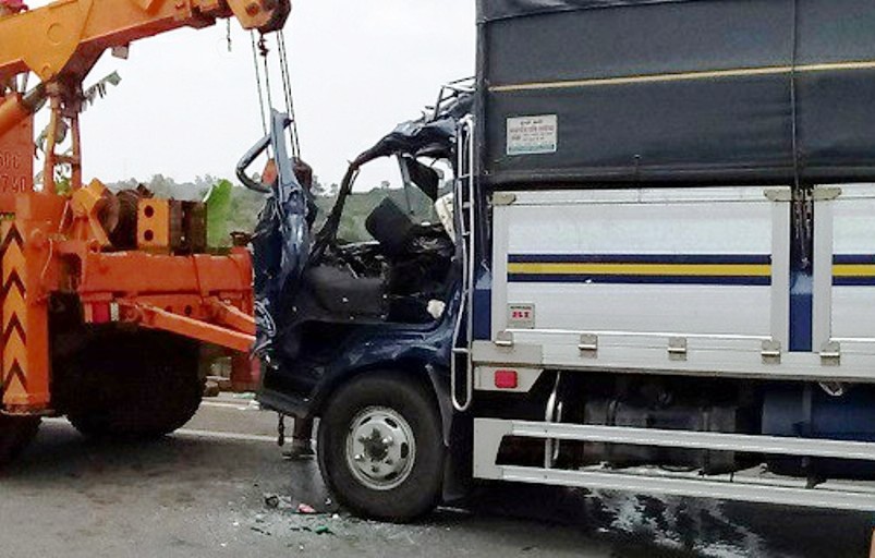 Xe tải gây tai nạn ngay trạm BOT, một người tử vong - Ảnh 1