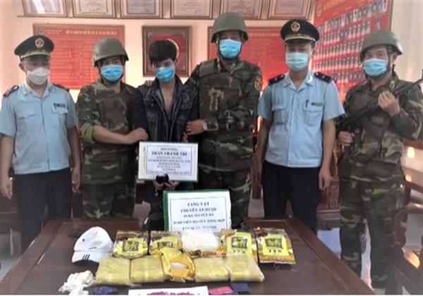 Hà Tĩnh: Bắt giữ vụ vận chuyển trái phép 5kg ma túy đá, 30.000 viên hồng phiến trên quốc lộ - Ảnh 1