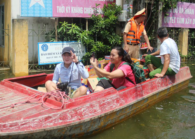 Tình người trong mưa lũ - Ảnh 4