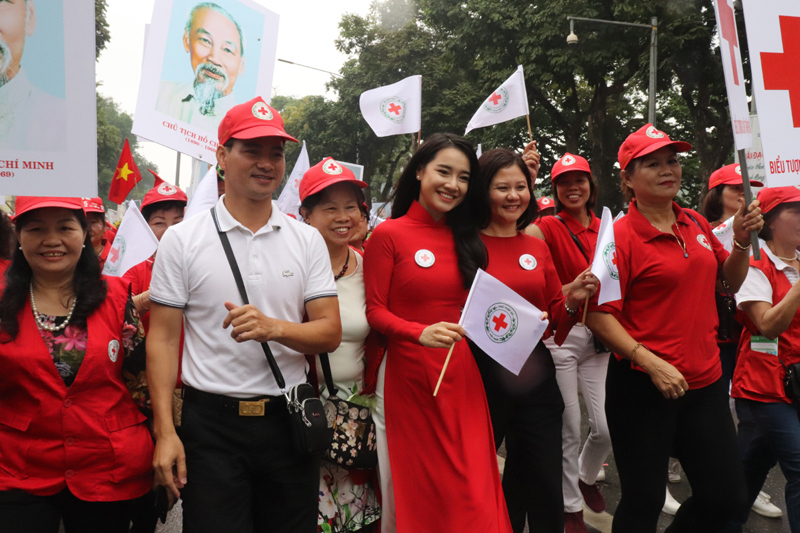 Hà Nội: Hàng nghìn người "đội mưa" hưởng ứng Tháng Nhân đạo 2018 - Ảnh 7