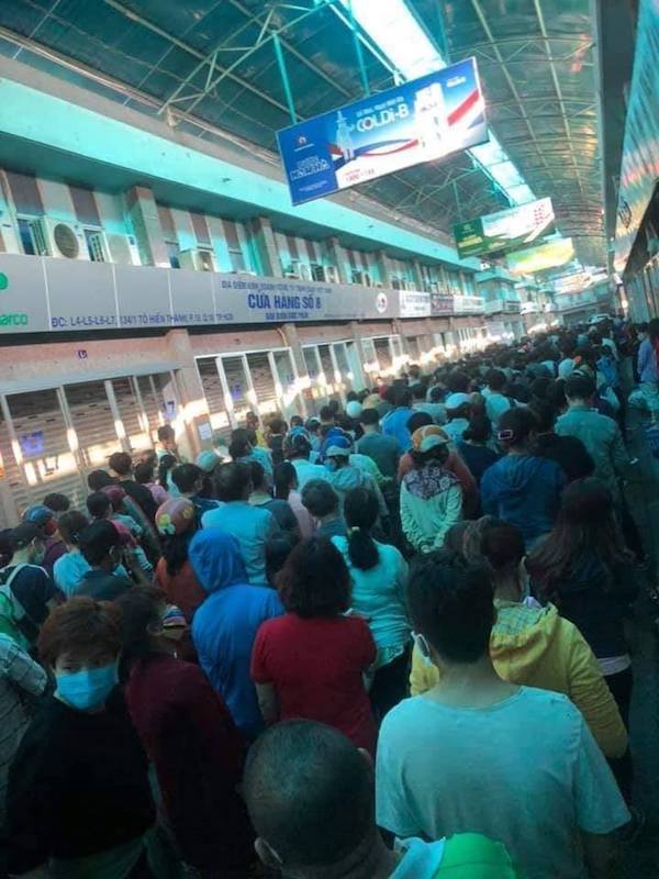 TP Hồ Chí Minh: “Biển người” xếp hàng mua khẩu trang tại chợ sỉ lớn nhất TP - Ảnh 2