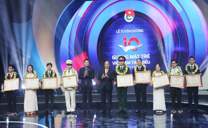 Thủ tướng trao giải thưởng cho 10 Gương mặt trẻ Việt Nam tiêu biểu năm 2017 - Ảnh 2