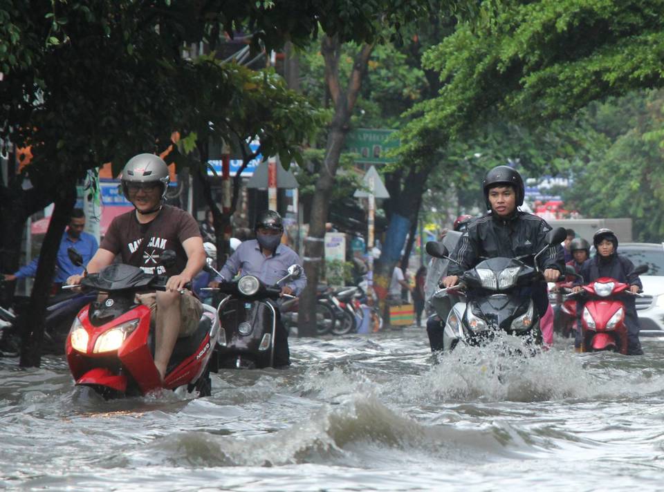 Triều cường đạt đỉnh, nhiều khu vực ở TP Hồ Chí Minh có thể ngập nặng - Ảnh 1