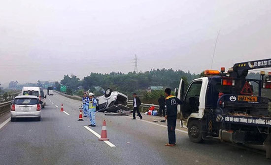 Xế hộp chở 6 người lật ngửa trên cao tốc Hà Nội-Lào Cai - Ảnh 1