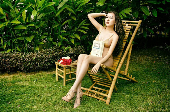 Hoa hậu Huỳnh Thúy Anh lộ "vòng ba quả táo" gợi cảm - Ảnh 3