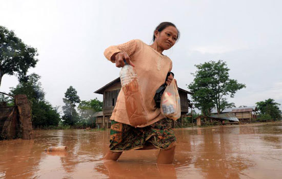 Hình ảnh Atteapeu ngập trong bùn đỏ sau vụ vỡ đập thủy điện tại Lào - Ảnh 9