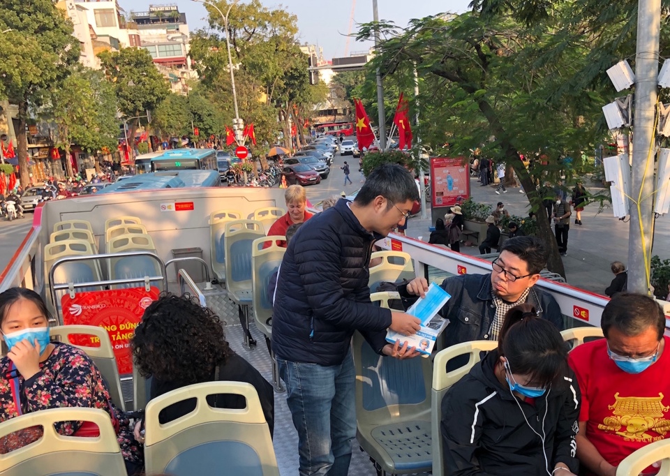 Hà Nội: Phát miễn phí hơn 1.000 khẩu trang cho du khách - Ảnh 1