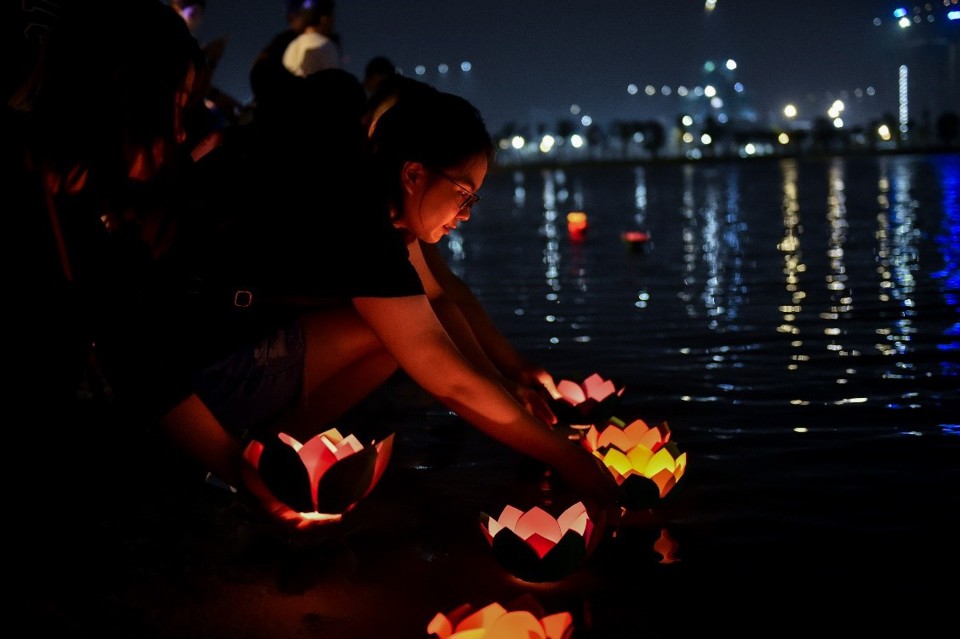 Thả đèn hoa đăng – Nét văn hóa mới tại Thành phố biển hồ Vinhomes Ocean Park - Ảnh 3