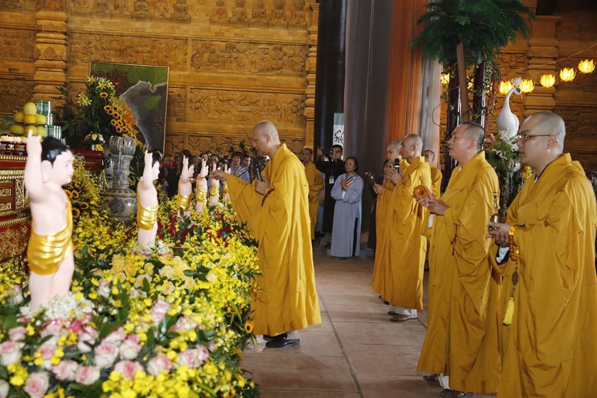 Hình ảnh các tăng, ni, Phật tử thực hiện nghi lễ Tắm Phật ở Vesak 2019 - Ảnh 3