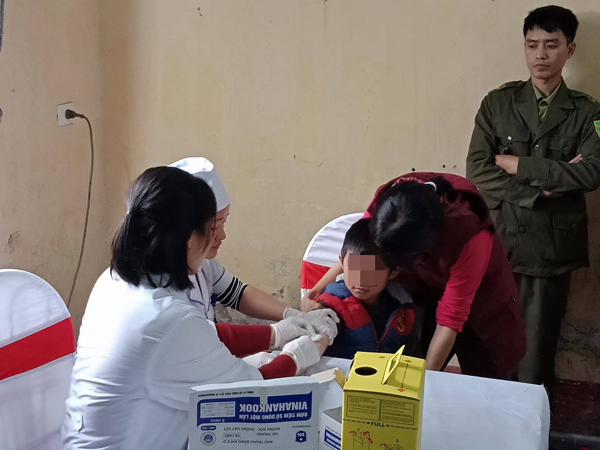 Hàng trăm trẻ Bắc Ninh đến lấy mẫu xét nghiệm ký sinh trùng miễn phí - Ảnh 1