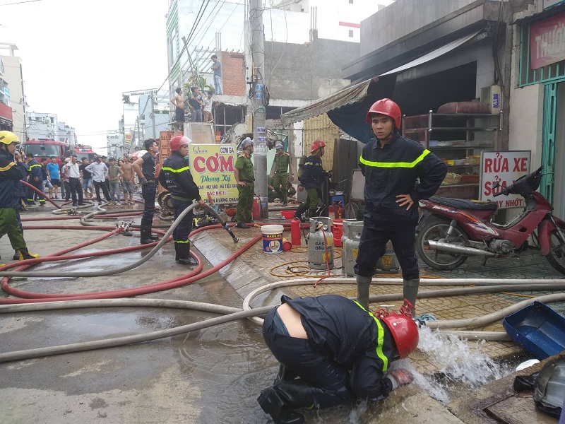 TP Hồ Chí Minh: Nổ bình gas gây cháy ở quận Tân Bình - Ảnh 4