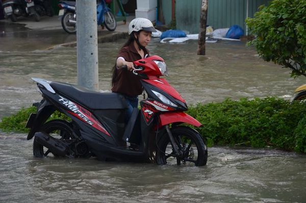TP Hồ Chí Minh: Người dân lội nước về nhà trong ngày triều cường đạt đỉnh - Ảnh 2