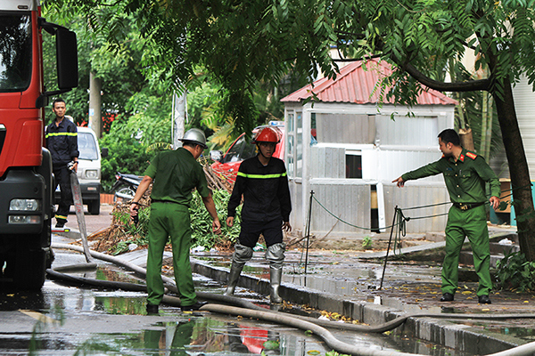 Hà Nội: Chung cư bất ngờ bốc cháy, huy động 4 xe cứu hỏa cấp tốc - Ảnh 5