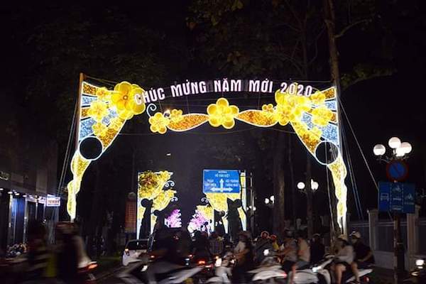 TP Hồ Chí Minh: Người dân xuống đường, háo hức chào đón năm mới 2020 - Ảnh 8