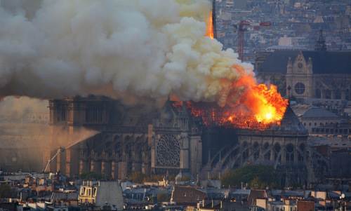 [Ảnh] Kinh hoàng Nhà thờ Đức Bà Paris chìm trong hỏa hoạn - Ảnh 3