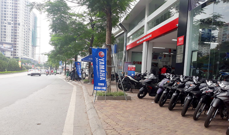 Tuyến Tố Hữu - Lê Văn Lương: Hàng loạt cửa hàng ô tô lấn chiếm lòng đường, vỉa hè - Ảnh 7