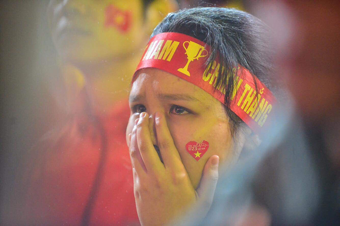 Người hâm mộ bật khóc khi U23 Việt Nam giành ngôi Á quân - Ảnh 4